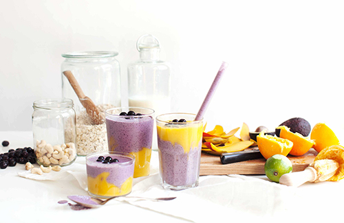 Blågul mango- och blåbärssmoothie